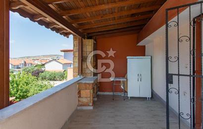 Yenifoça Gencelli'de Satılık Havuzlu 4+1 Tripleks Villa