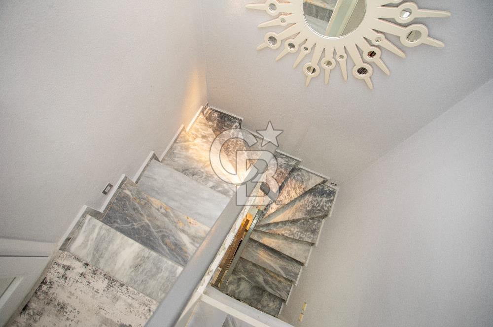 Yenifoça Gencelli'de Satılık Havuzlu 4+1 Tripleks Villa