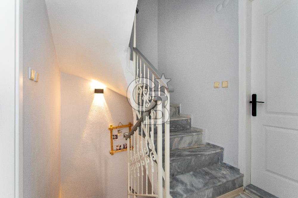 Yenifoça Gencelli'de Satılık Havuzlu 4+1 Tripleks Villa