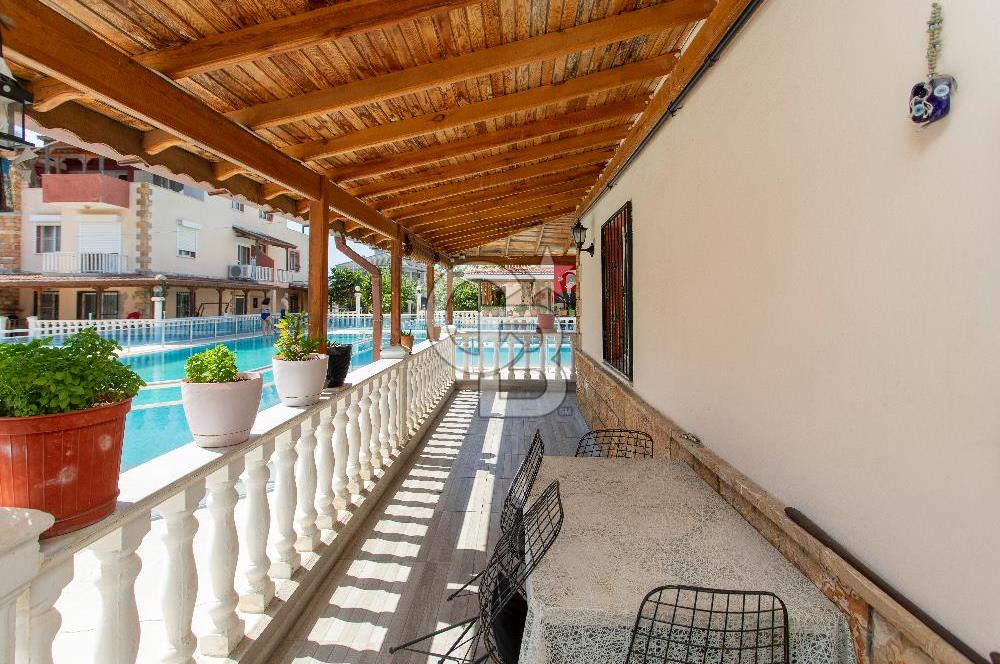 Yenifoça Gencelli'de Satılık Havuzlu 4+1 Tripleks Villa