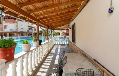 Yenifoça Gencelli'de Satılık Havuzlu 4+1 Tripleks Villa