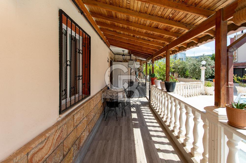 Yenifoça Gencelli'de Satılık Havuzlu 4+1 Tripleks Villa