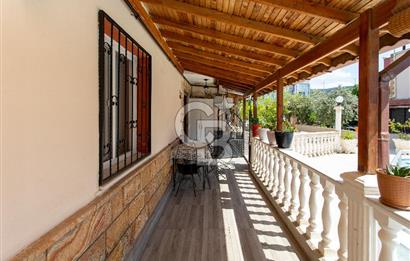 Yenifoça Gencelli'de Satılık Havuzlu 4+1 Tripleks Villa