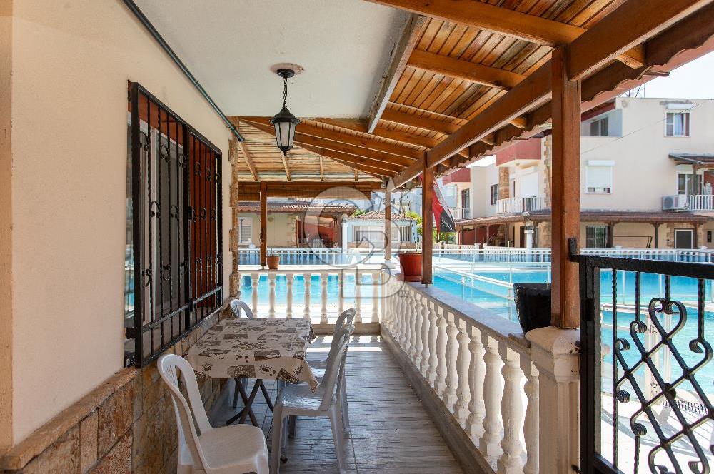 Yenifoça Gencelli'de Satılık Havuzlu 4+1 Tripleks Villa