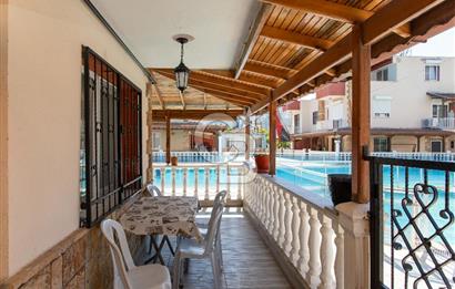 Yenifoça Gencelli'de Satılık Havuzlu 4+1 Tripleks Villa