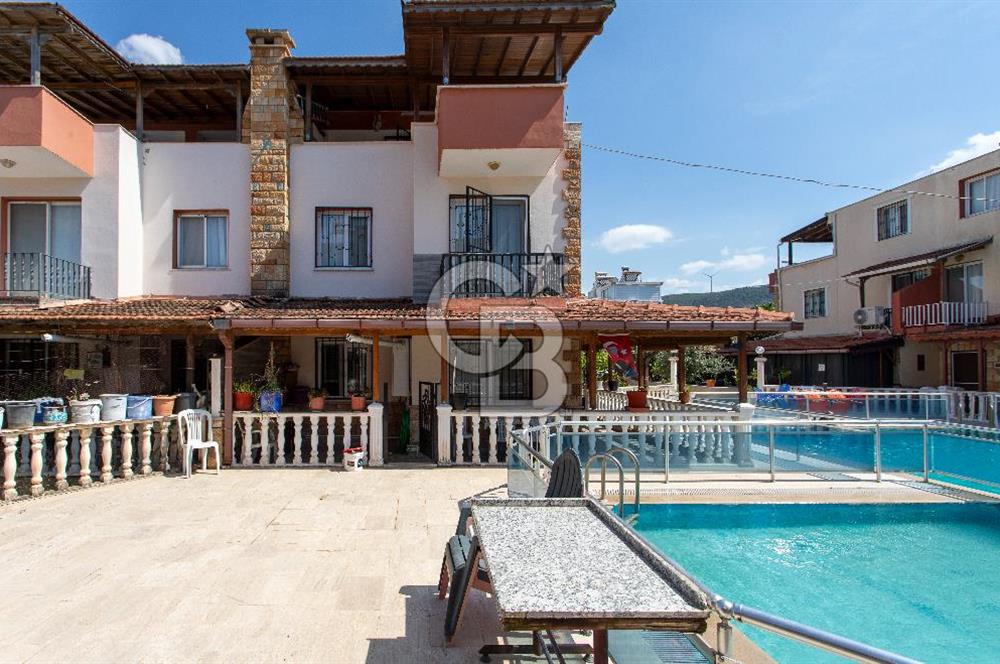 Yenifoça Gencelli'de Satılık Havuzlu 4+1 Tripleks Villa