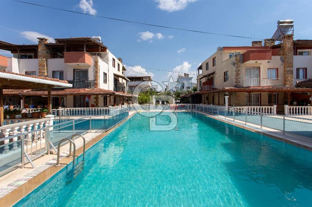 Yenifoça Gencelli'de Satılık Havuzlu 4+1 Tripleks Villa