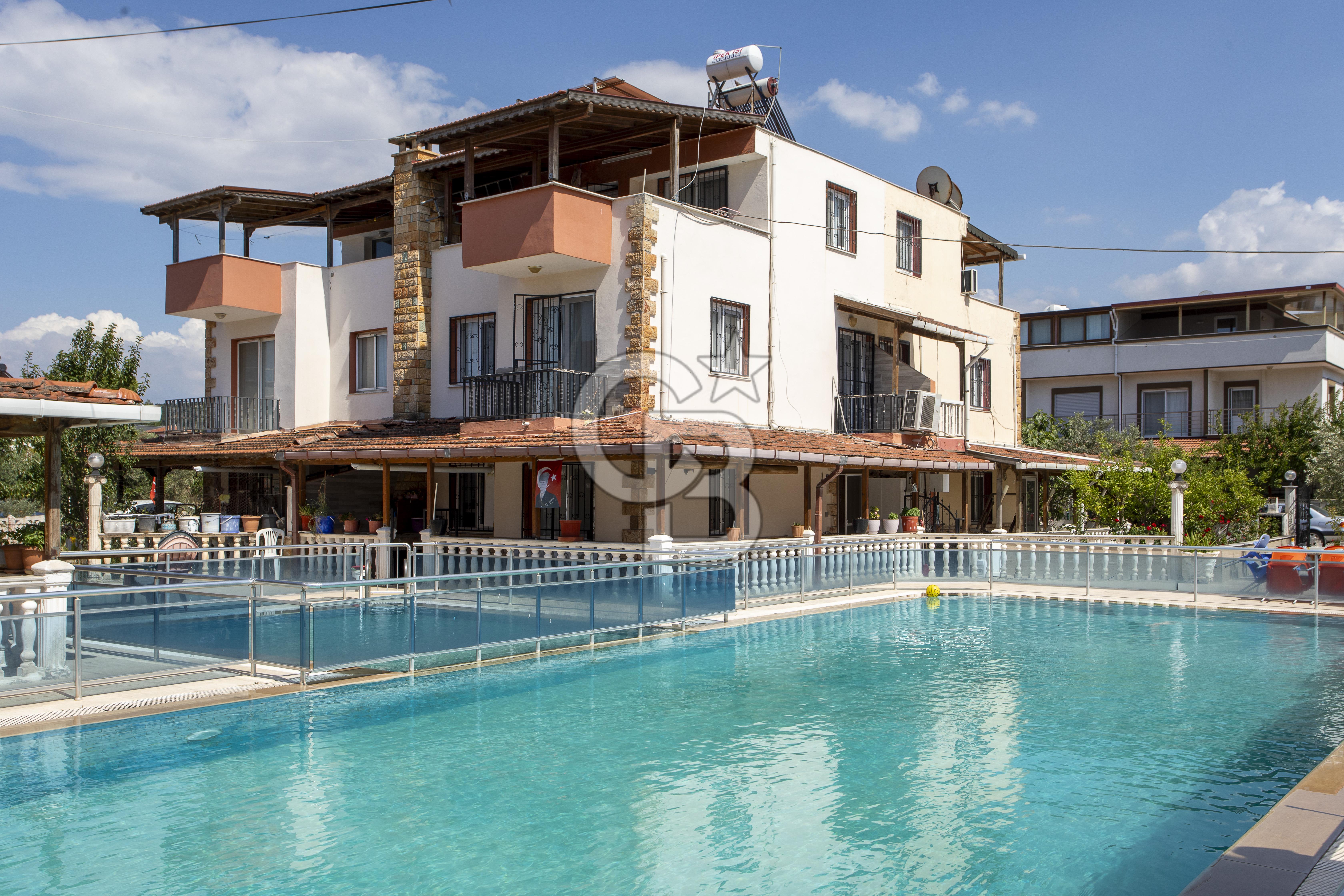 Yenifoça Gencelli'de Satılık Havuzlu 4+1 Tripleks Villa