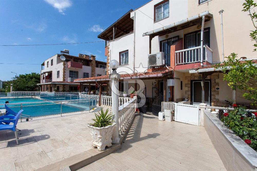 Yenifoça Gencelli'de Satılık Havuzlu 4+1 Tripleks Villa