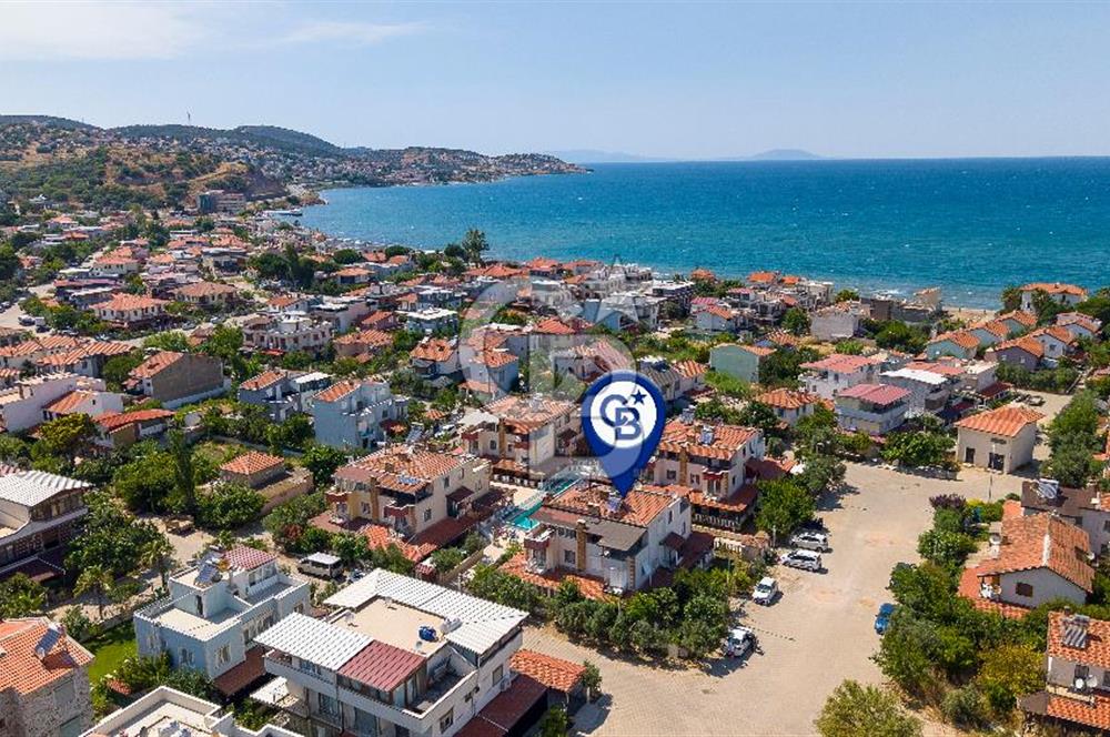 Yenifoça Gencelli'de Satılık Havuzlu 4+1 Tripleks Villa