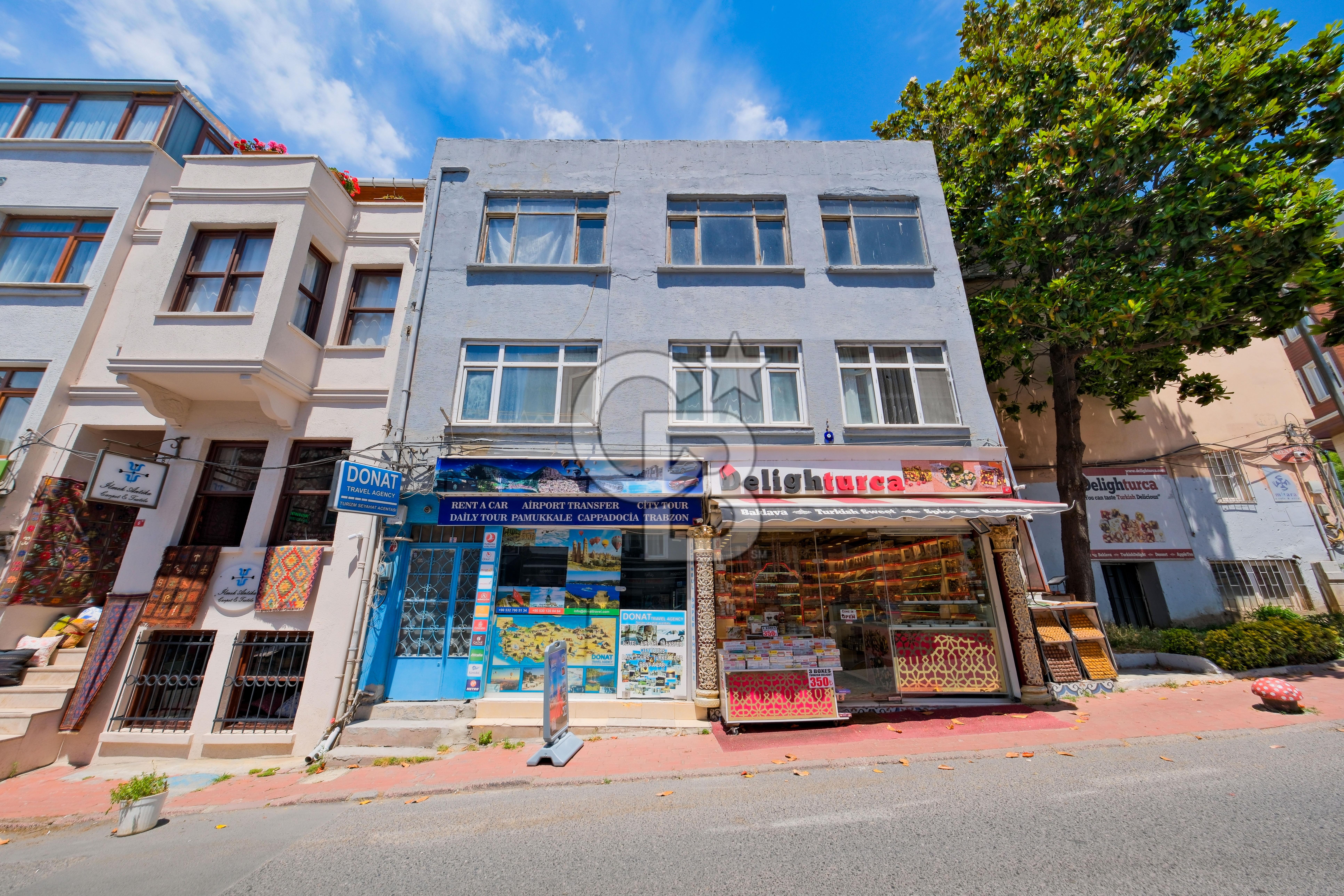 Sultanahmet'te Otel Yapımına Uygun Komple Satılık Bina