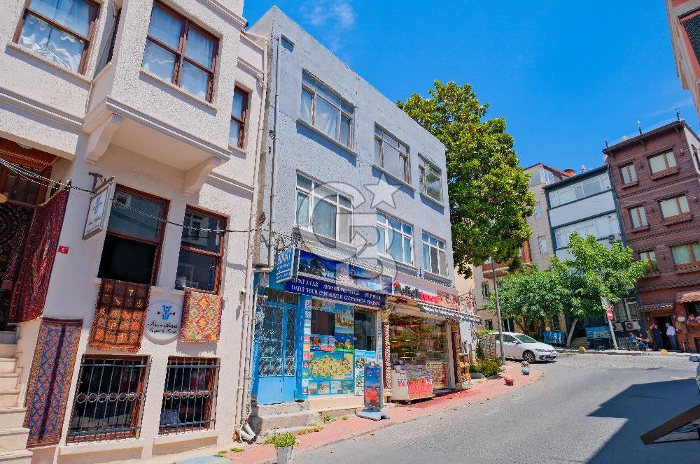 Sultanahmet'te Otel Yapımına Uygun Komple Satılık Bina