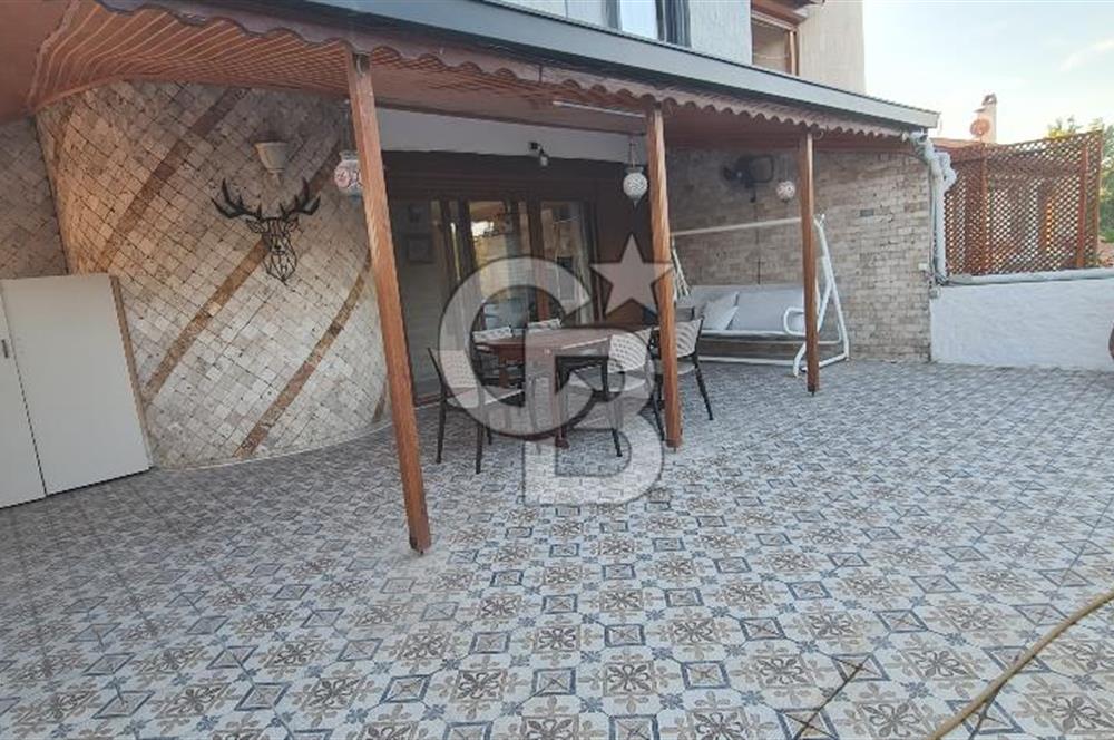 ÇEŞME YALI’DA ÖZEL PLAJLI SİTEDE DENİZ MANZARALI 2 AYRI DAİRELİ VİLLA DENİZE 530 METRE