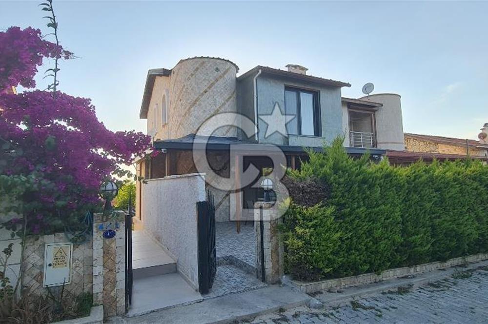ÇEŞME YALI’DA ÖZEL PLAJLI SİTEDE DENİZ MANZARALI 2 AYRI DAİRELİ VİLLA DENİZE 530 METRE