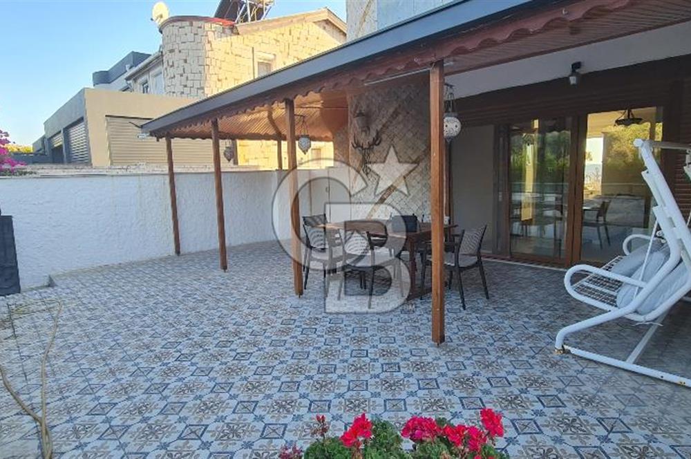 ÇEŞME YALI’DA ÖZEL PLAJLI SİTEDE DENİZ MANZARALI 2 AYRI DAİRELİ VİLLA DENİZE 530 METRE