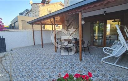 ÇEŞME YALI’DA ÖZEL PLAJLI SİTEDE DENİZ MANZARALI 2 AYRI DAİRELİ VİLLA DENİZE 530 METRE