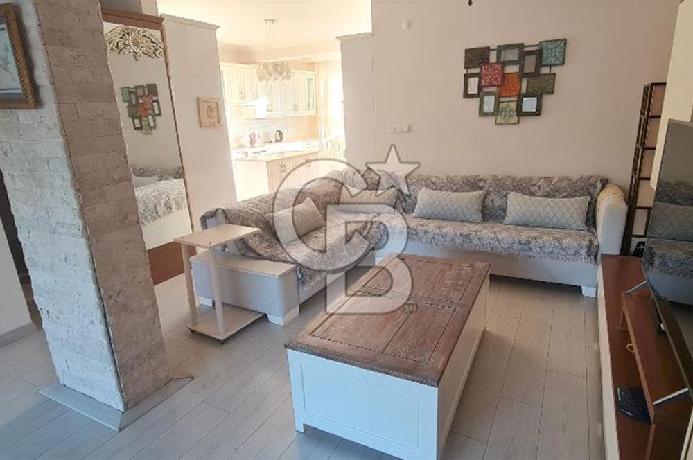 ÇEŞME YALI’DA ÖZEL PLAJLI SİTEDE DENİZ MANZARALI 2 AYRI DAİRELİ VİLLA DENİZE 530 METRE