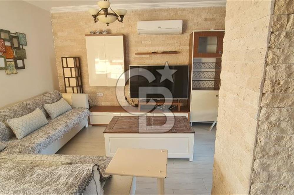 ÇEŞME YALI’DA ÖZEL PLAJLI SİTEDE DENİZ MANZARALI 2 AYRI DAİRELİ VİLLA DENİZE 530 METRE
