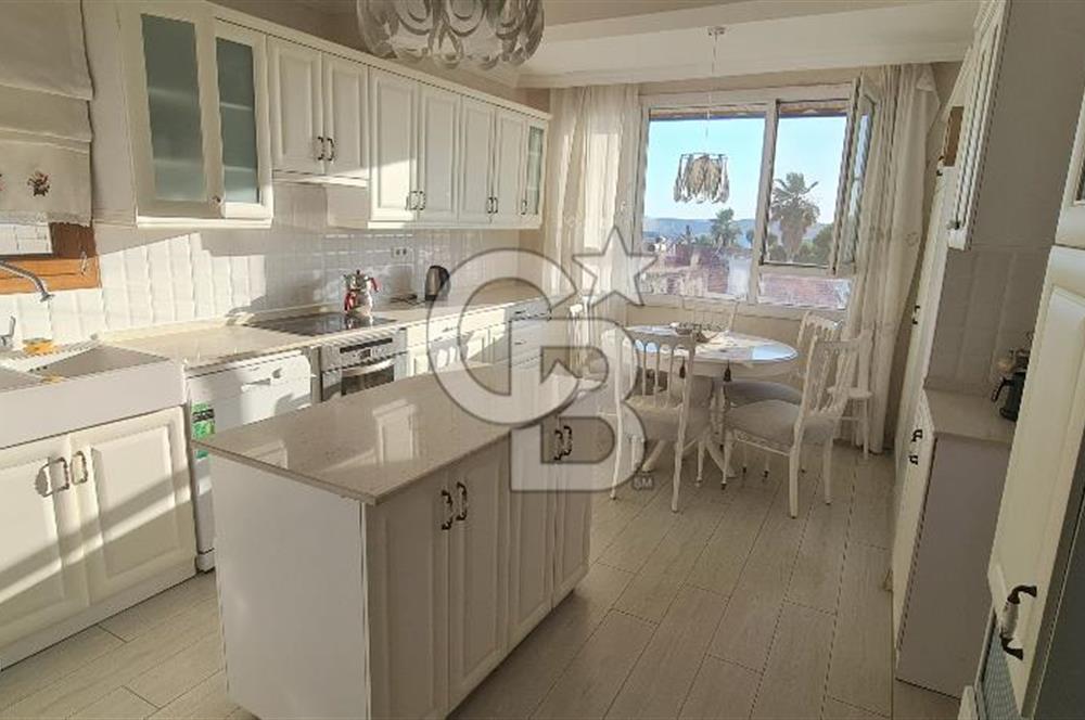 ÇEŞME YALI’DA ÖZEL PLAJLI SİTEDE DENİZ MANZARALI 2 AYRI DAİRELİ VİLLA DENİZE 530 METRE
