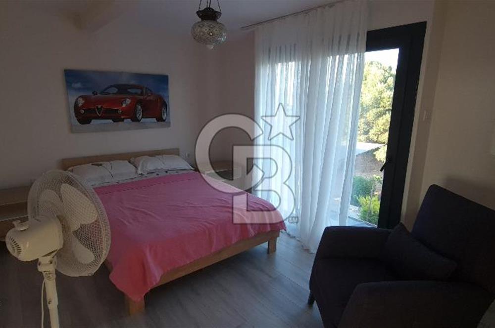 ÇEŞME YALI’DA ÖZEL PLAJLI SİTEDE DENİZ MANZARALI 2 AYRI DAİRELİ VİLLA DENİZE 530 METRE