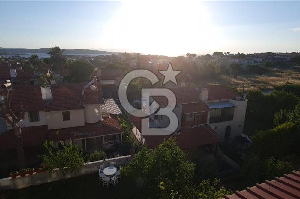 ÇEŞME YALI’DA ÖZEL PLAJLI SİTEDE DENİZ MANZARALI 2 AYRI DAİRELİ VİLLA DENİZE 530 METRE