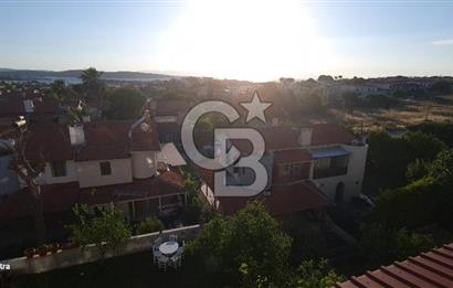 ÇEŞME YALI’DA ÖZEL PLAJLI SİTEDE DENİZ MANZARALI 2 AYRI DAİRELİ VİLLA DENİZE 530 METRE