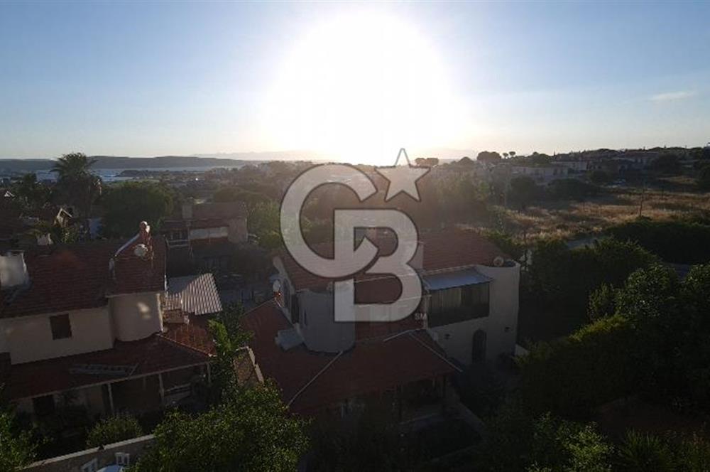 ÇEŞME YALI’DA ÖZEL PLAJLI SİTEDE DENİZ MANZARALI 2 AYRI DAİRELİ VİLLA DENİZE 530 METRE