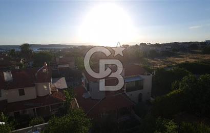 ÇEŞME YALI’DA ÖZEL PLAJLI SİTEDE DENİZ MANZARALI 2 AYRI DAİRELİ VİLLA DENİZE 530 METRE