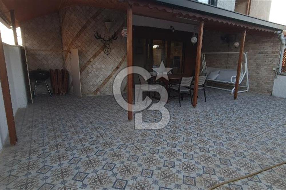 ÇEŞME YALI’DA ÖZEL PLAJLI SİTEDE DENİZ MANZARALI 2 AYRI DAİRELİ VİLLA DENİZE 530 METRE
