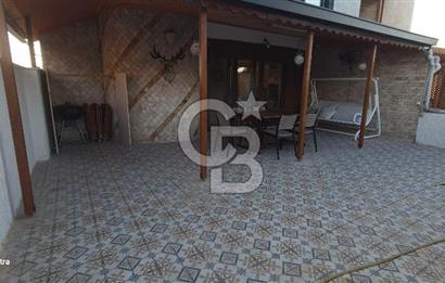 ÇEŞME YALI’DA ÖZEL PLAJLI SİTEDE DENİZ MANZARALI 2 AYRI DAİRELİ VİLLA DENİZE 530 METRE