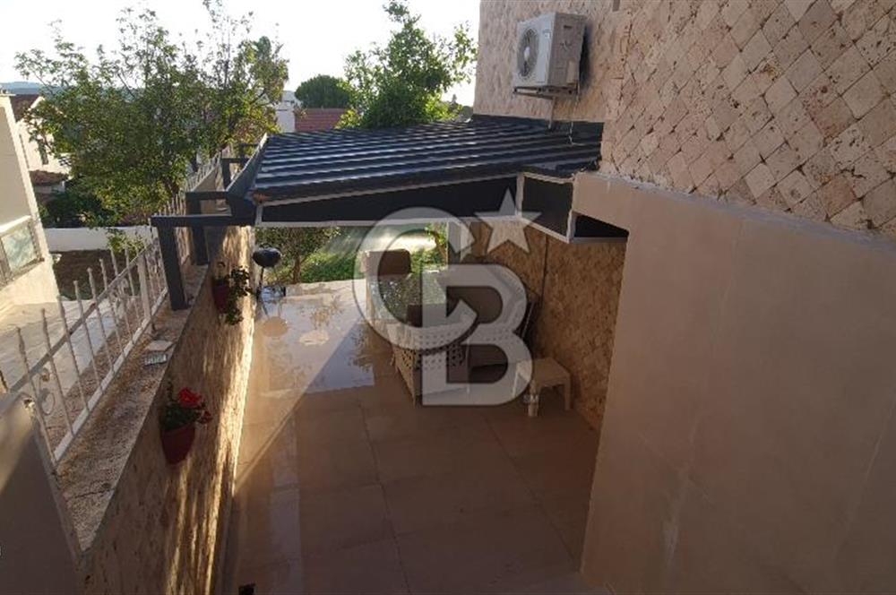 ÇEŞME YALI’DA ÖZEL PLAJLI SİTEDE DENİZ MANZARALI 2 AYRI DAİRELİ VİLLA DENİZE 530 METRE