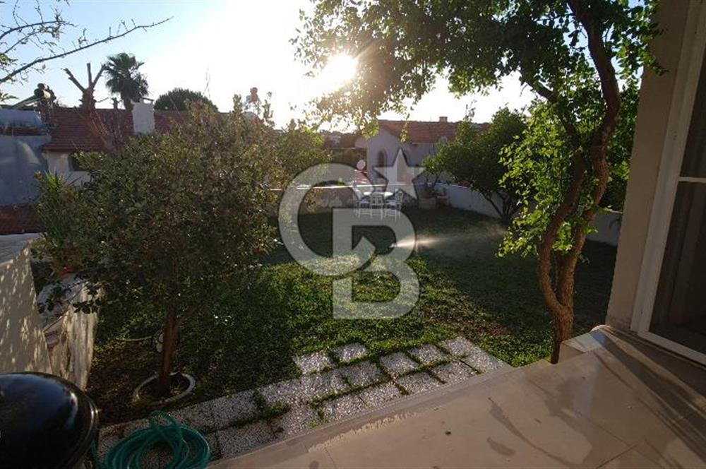 ÇEŞME YALI’DA ÖZEL PLAJLI SİTEDE DENİZ MANZARALI 2 AYRI DAİRELİ VİLLA DENİZE 530 METRE