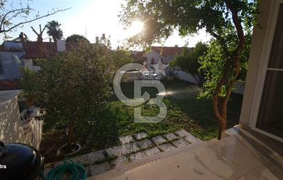 ÇEŞME YALI’DA ÖZEL PLAJLI SİTEDE DENİZ MANZARALI 2 AYRI DAİRELİ VİLLA DENİZE 530 METRE