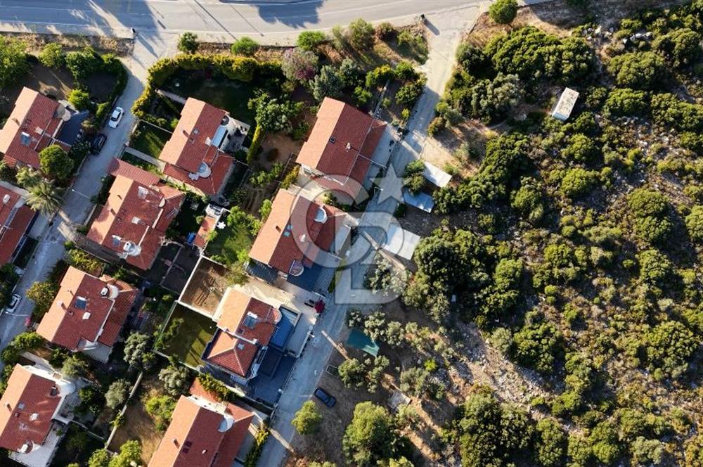 ÇEŞME YALI’DA ÖZEL PLAJLI SİTEDE DENİZ MANZARALI 2 AYRI DAİRELİ VİLLA DENİZE 530 METRE