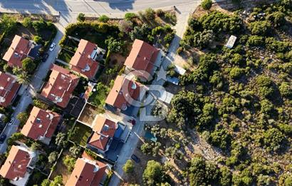 ÇEŞME YALI’DA ÖZEL PLAJLI SİTEDE DENİZ MANZARALI 2 AYRI DAİRELİ VİLLA DENİZE 530 METRE