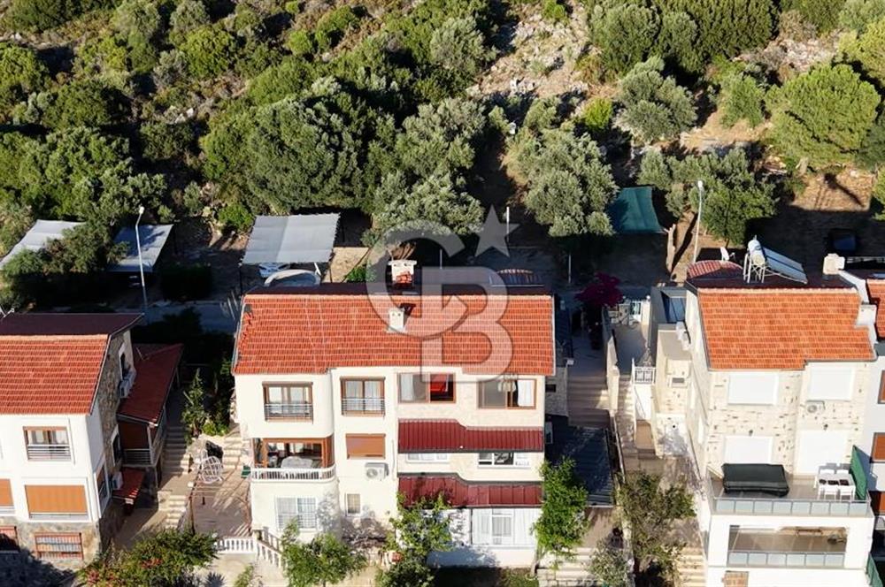ÇEŞME YALI’DA ÖZEL PLAJLI SİTEDE DENİZ MANZARALI 2 AYRI DAİRELİ VİLLA DENİZE 530 METRE