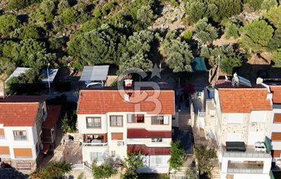 ÇEŞME YALI’DA ÖZEL PLAJLI SİTEDE DENİZ MANZARALI 2 AYRI DAİRELİ VİLLA DENİZE 530 METRE
