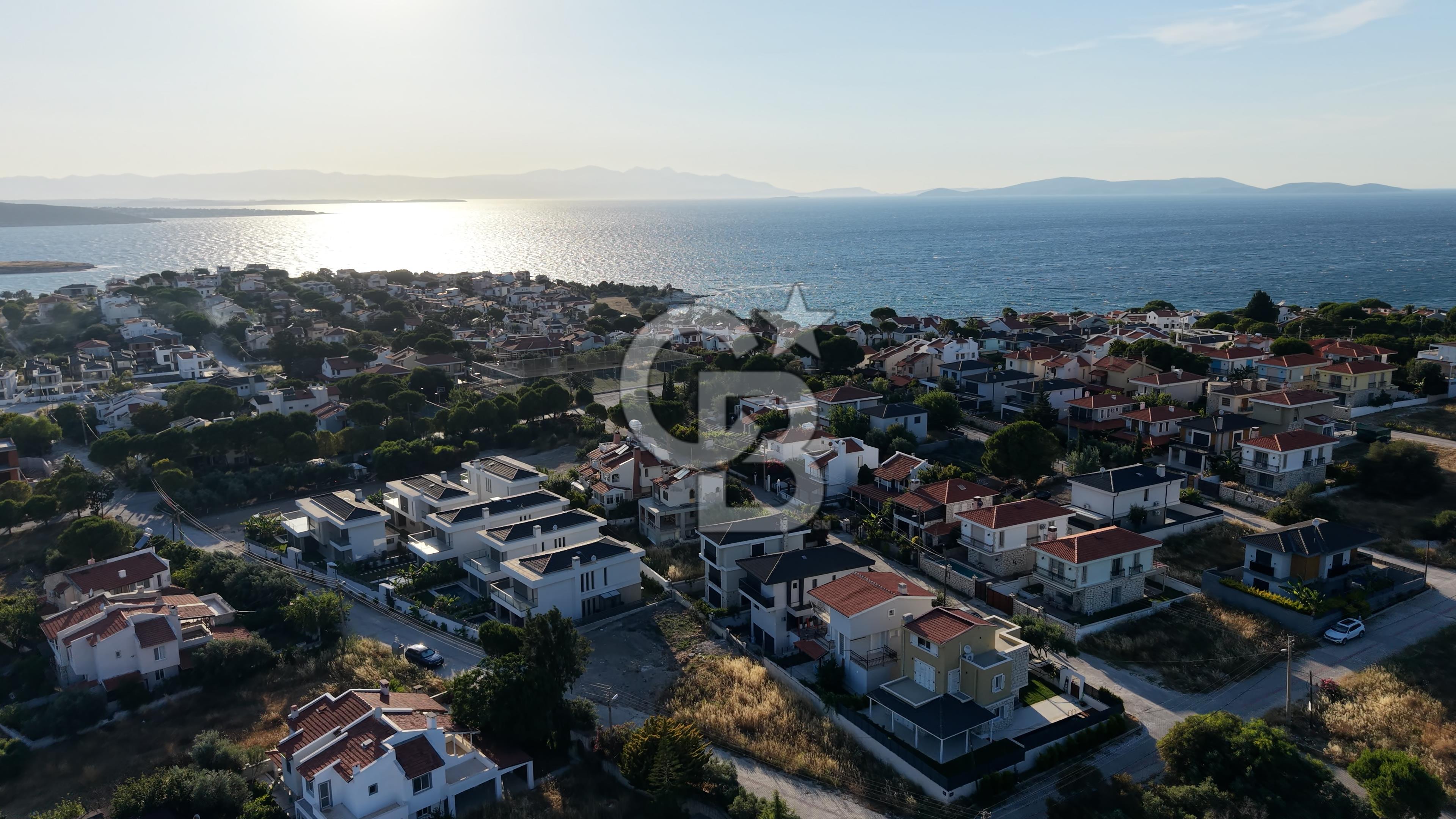 ÇEŞME YALI’DA ÖZEL PLAJLI SİTEDE DENİZ MANZARALI 2 AYRI DAİRELİ VİLLA DENİZE 530 METRE