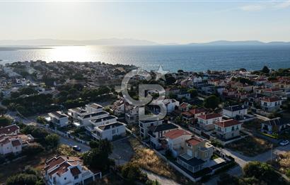 ÇEŞME YALI’DA ÖZEL PLAJLI SİTEDE DENİZ MANZARALI 2 AYRI DAİRELİ VİLLA DENİZE 530 METRE