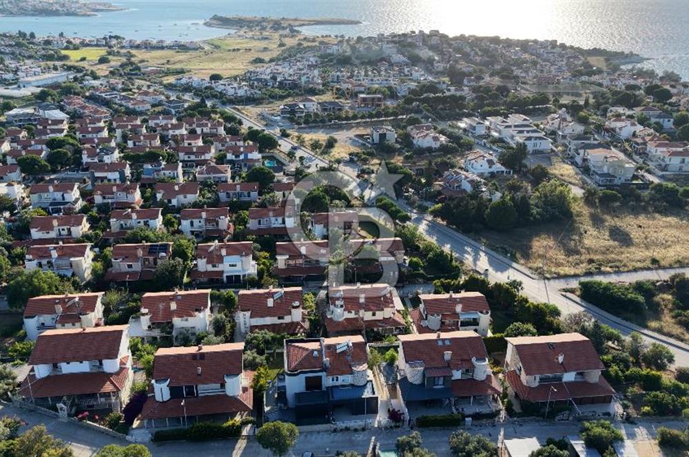 ÇEŞME YALI’DA ÖZEL PLAJLI SİTEDE DENİZ MANZARALI 2 AYRI DAİRELİ VİLLA DENİZE 530 METRE