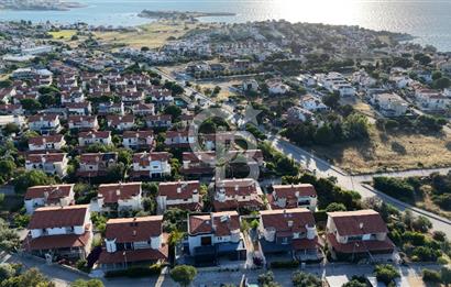 ÇEŞME YALI’DA ÖZEL PLAJLI SİTEDE DENİZ MANZARALI 2 AYRI DAİRELİ VİLLA DENİZE 530 METRE
