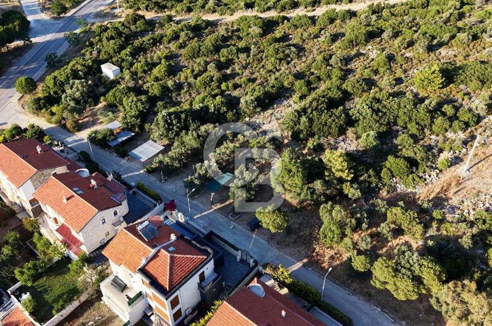 ÇEŞME YALI’DA ÖZEL PLAJLI SİTEDE DENİZ MANZARALI 2 AYRI DAİRELİ VİLLA DENİZE 530 METRE
