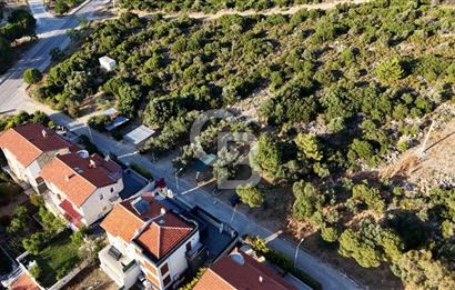 ÇEŞME YALI’DA ÖZEL PLAJLI SİTEDE DENİZ MANZARALI 2 AYRI DAİRELİ VİLLA DENİZE 530 METRE
