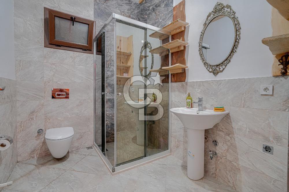 Urla'da 3.110 m² İçinde Eşsiz Taş Malikâne | Konut & Ticari Potansiyel