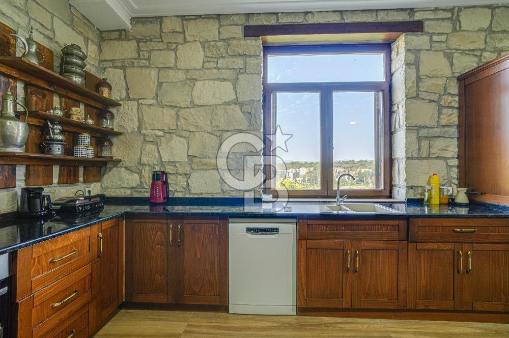 Urla'da 3.110 m² İçinde Eşsiz Taş Malikâne | Konut & Ticari Potansiyel