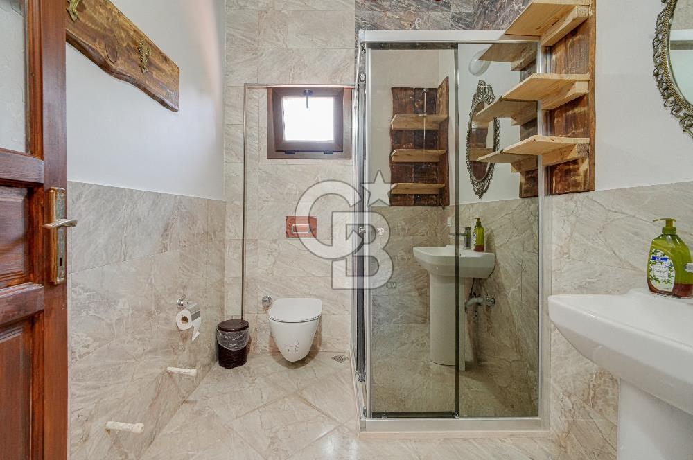 Urla'da 3.110 m² İçinde Eşsiz Taş Malikâne | Konut & Ticari Potansiyel