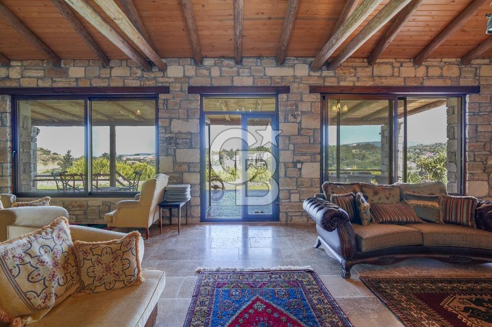 Urla'da 3.110 m² İçinde Eşsiz Taş Malikâne | Konut & Ticari Potansiyel