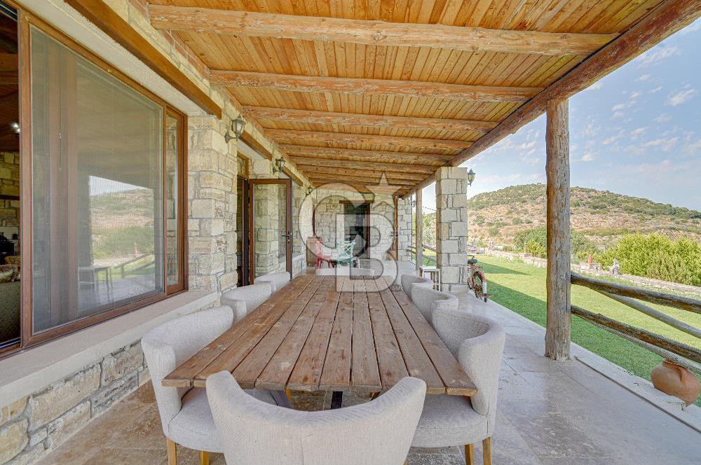 Urla'da 3.110 m² İçinde Eşsiz Taş Malikâne | Konut & Ticari Potansiyel