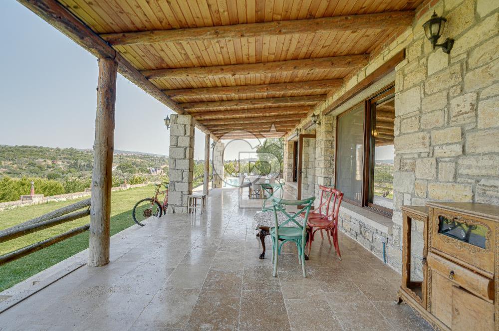 Urla'da 3.110 m² İçinde Eşsiz Taş Malikâne | Konut & Ticari Potansiyel