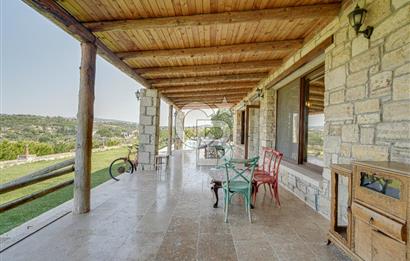 Urla'da 3.110 m² İçinde Eşsiz Taş Malikâne | Konut & Ticari Potansiyel